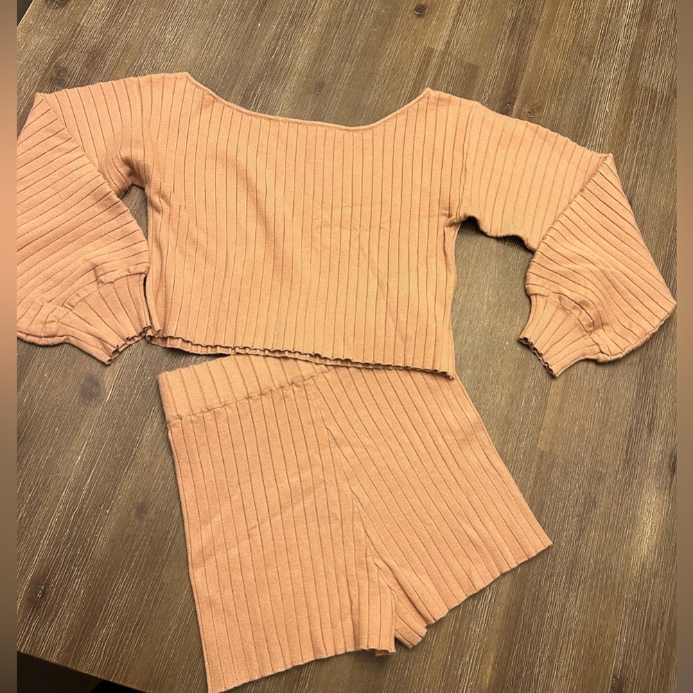 Superdown tan 2 piece shorts outfit.